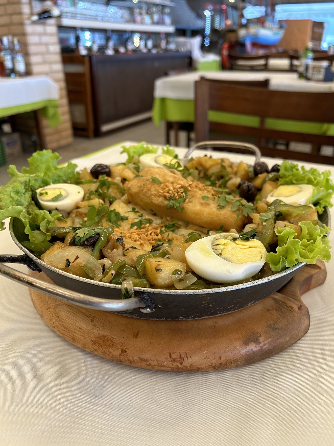 Frigideira de bacalhau servida no salão do restaurante